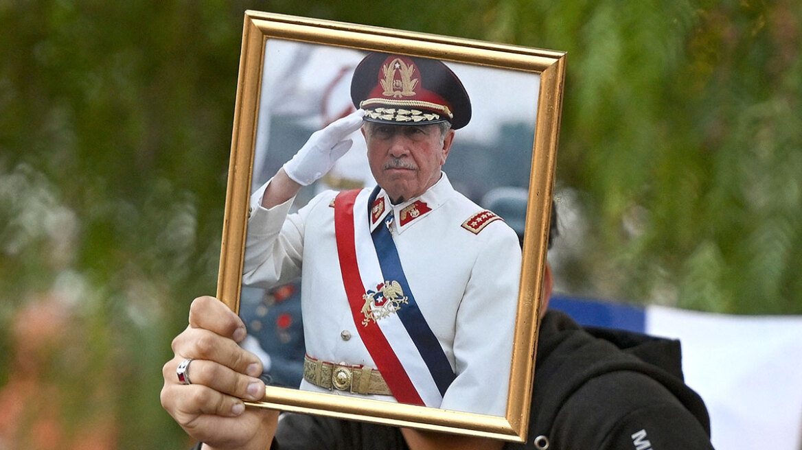 Χιλή: Κραδαίνοντας πορτρέτα του Πινοσέτ πανηγύρισαν οι οπαδοί του ακροδεξιού Καστ για την εκλογή του στην προεδρία