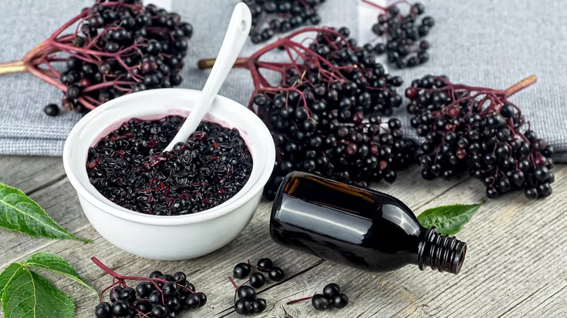 Το ξεχασμένο μούρο του χειμώνα που καταπολεμά γρήγορα και αποτελεσματικά το κοινό κρυολόγημα