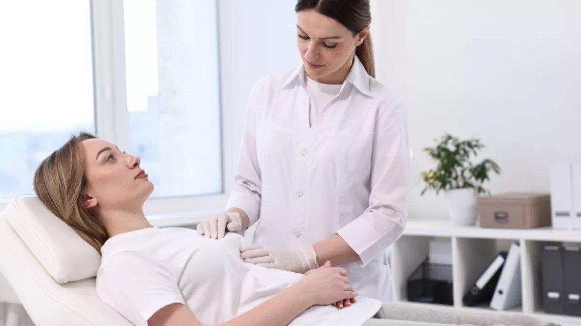 Καρκίνος μαστού: Πότε να ξεκινά ο προληπτικός έλεγχος – Ποια είναι τα ύποπτα συμπτώματα
