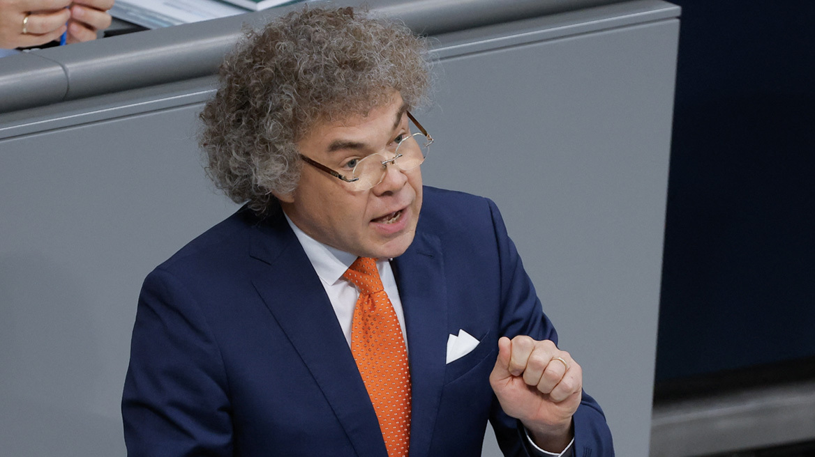 Ποινική δίωξη σε ακροδεξιό βουλευτή στη Γερμανία που φέρεται να χαιρέτισε φασιστικά: Έδινα το παλτό της γυναίκας μου, απαντά ο ίδιος