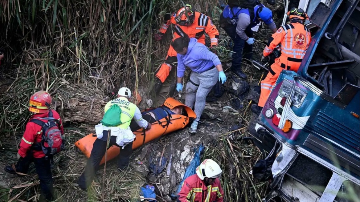 Τραγωδία στην Κολομβία: Λεωφορείο που μετέφερε μαθητές λυκείου έπεσε σε χαράδρα, τουλάχιστον 17 νεκροί