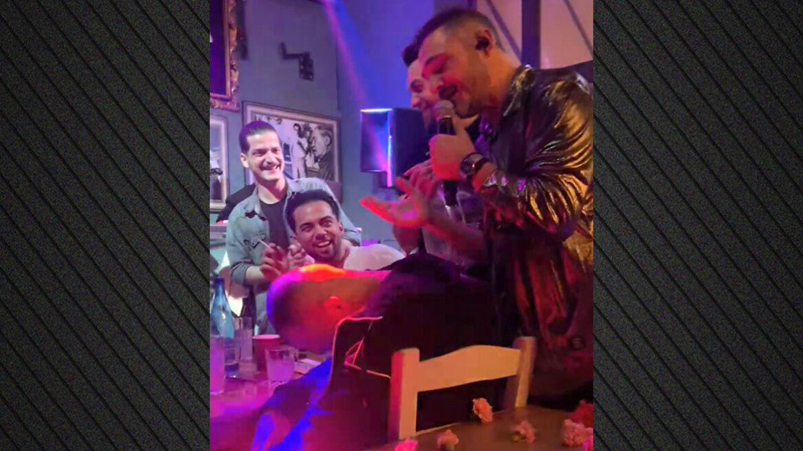 Ο Κώστας Δόξας τραγούδησε «κοιμήσου εδώ, αλλού μην πας» πάνω από θαμώνα που τον πήρε ο ύπνος στο τραπέζι