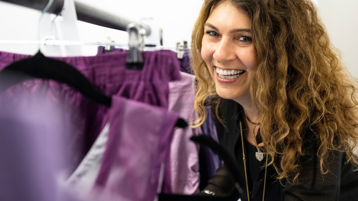 Μαγιού Τρικεριώτη: «Η Κρίστεν Στιούαρτ μού είπε ότι σιχαίνεται το μοβ αλλά το φορούν οι psycho και ήταν τέλειο για τη σκηνή» 