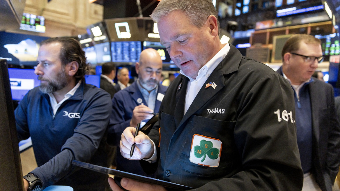 Wall Street: Ισχυρές πιέσεις στους δείκτες από τα αδύναμα στοιχεία για την εργασία