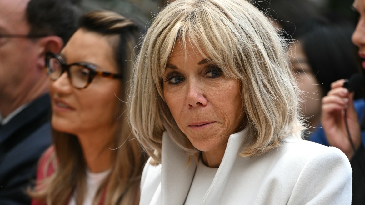 Η Μπριζίτ Μακρόν δεν παίρνει πίσω το «βρωμιάρες σκύλες» για τις ακτιβίστριες: Λυπάμαι αν τις πλήγωσα αλλά ήμουν ο εαυτός μου