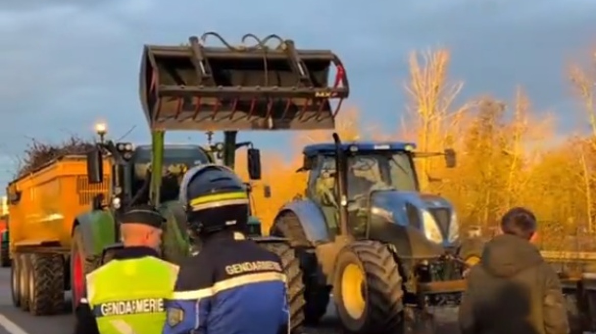 Στους δρόμους οι αγρότες και στη Γαλλία - Έκλεισαν κεντρικές οδικές αρτηρίες, απέκλεισαν σιδηροδρομική γραμμή