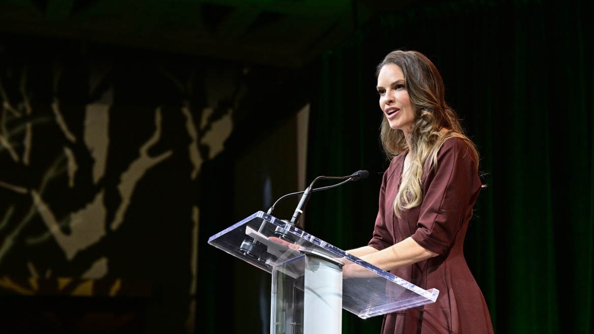 Χίλαρι Σουάνκ: Η αμήχανη στιγμή που ξέσπασε χωρίς να το γνωρίζει σε μητέρα δύο παιδιών με ανίατη ασθένεια
