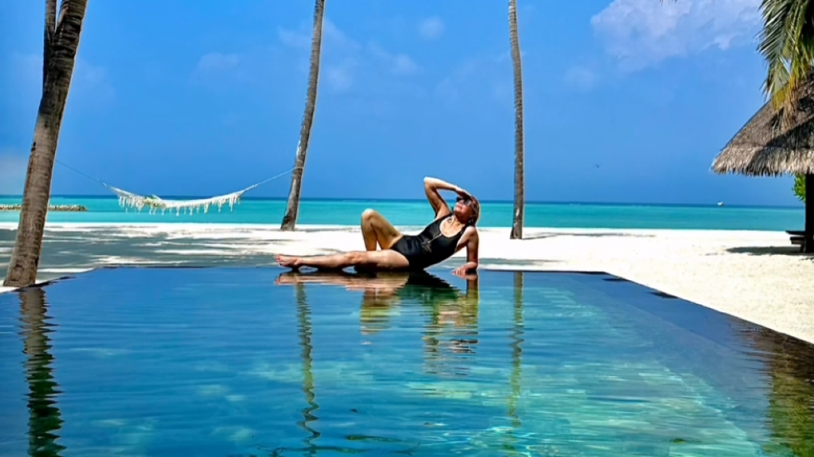 Η Κιμ Κατράλ ανέβασε φωτογραφία της με μαγιό από το ταξίδι του μέλιτος στις Μαλδίβες