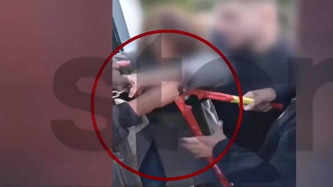 Καθηγητής έπιασε τα δάχτυλα μαθητή με κόφτη σε κατάληψη στο Χαλάνδρι, δείτε βίντεο