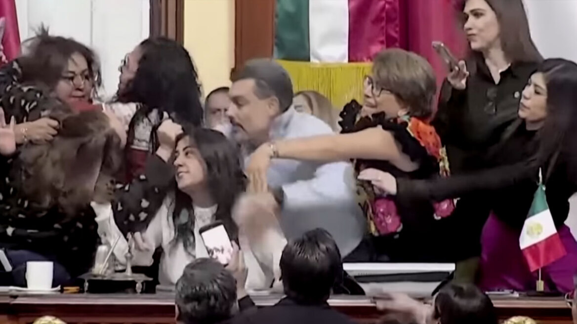 Βουλευτές πιάστηκαν στα χέρια στο Μεξικό: Σπρωξιές και μαλλιοτραβήγματα στο Κογκρέσο, δείτε βίντεο