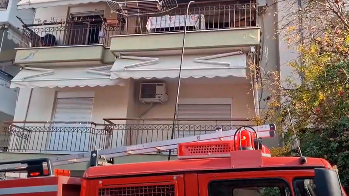 Φωτιά σε διαμέρισμα στη Θεσσαλονίκη, πυροσβέστες απεγκλώβισαν ηλικιωμένη, δείτε βίντεο