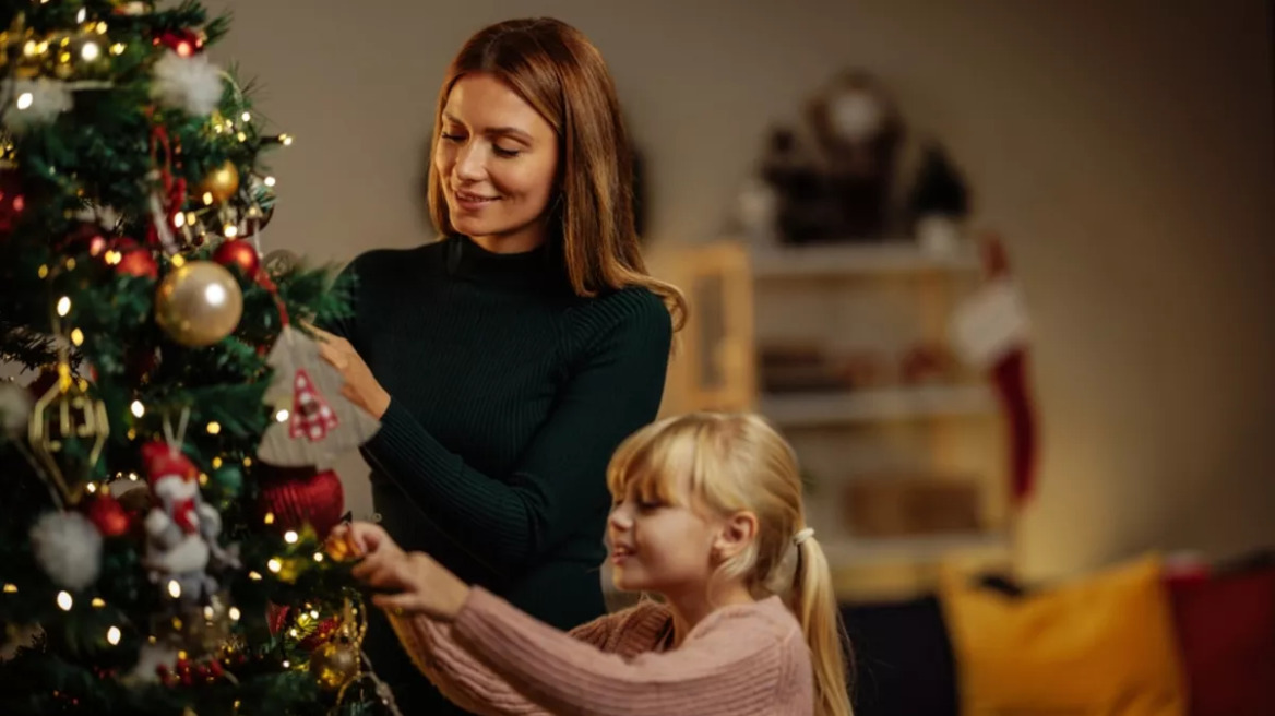 Σας έπιασε αλλεργία μετά το στήσιμο του Χριστουγεννιάτικου δέντρου; Τι φταίει και πώς να προστατευτείτε

