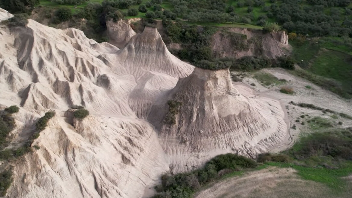 Το κρυμμένο μέρος στην Ελλάδα που μοιάζει με την Καππαδοκία, δείτε εντυπωσιακά βίντεο