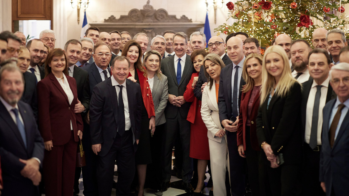 Μέσα στο Μαξίμου στη χαλαρή συνάντηση Μητσοτάκη με βουλευτές της ΝΔ: Η οικογενειακή φωτογραφία, η γραβάτα με τους τσολιάδες και το γούρι