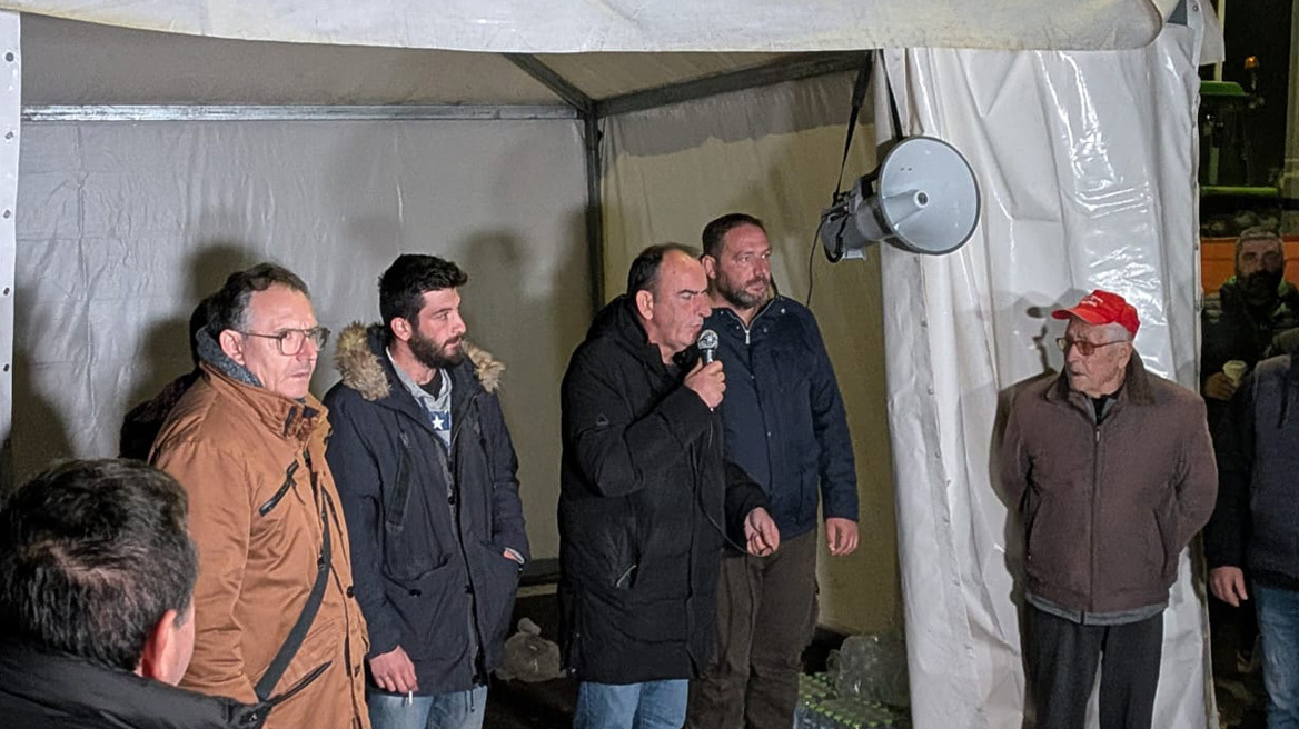 Να συνεχιστούν οι κινητοποιήσεις λένε οι αγρότες από το μπλόκο της Νίκαιας: «Δεν συντρέχει λόγος συνάντησης με Μητσοτάκη»