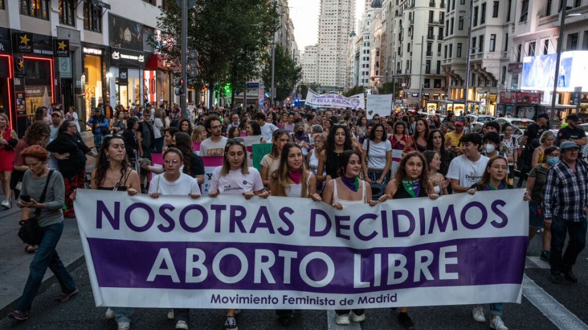 Ευρωκοινοβούλιο: Ενέκρινε σχέδιο για τη βελτίωση της προσβασιμότητας στις αμβλώσεις
