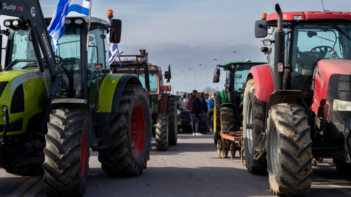 Αγροτικές κινητοποιήσεις: Στα μπλόκα παραμένουν οι παραγωγοί της Βόρειας Ελλάδας, ποιοι δρόμοι κλείνουν 