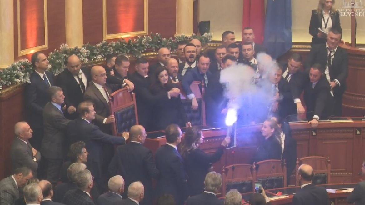 Μπάχαλο στο κοινοβούλιο της Αλβανίας: Βουλευτές πιάστηκαν στα χέρια, άναψαν καπνογόνα και πέταξαν νερά, δείτε βίντεο