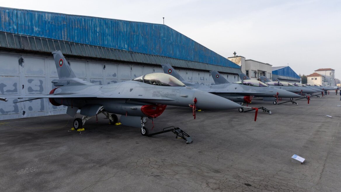 H Βουλγαρία υποδέχτηκε την πρώτη παρτίδα μαχητικών αεροσκαφών F-16 Block 70