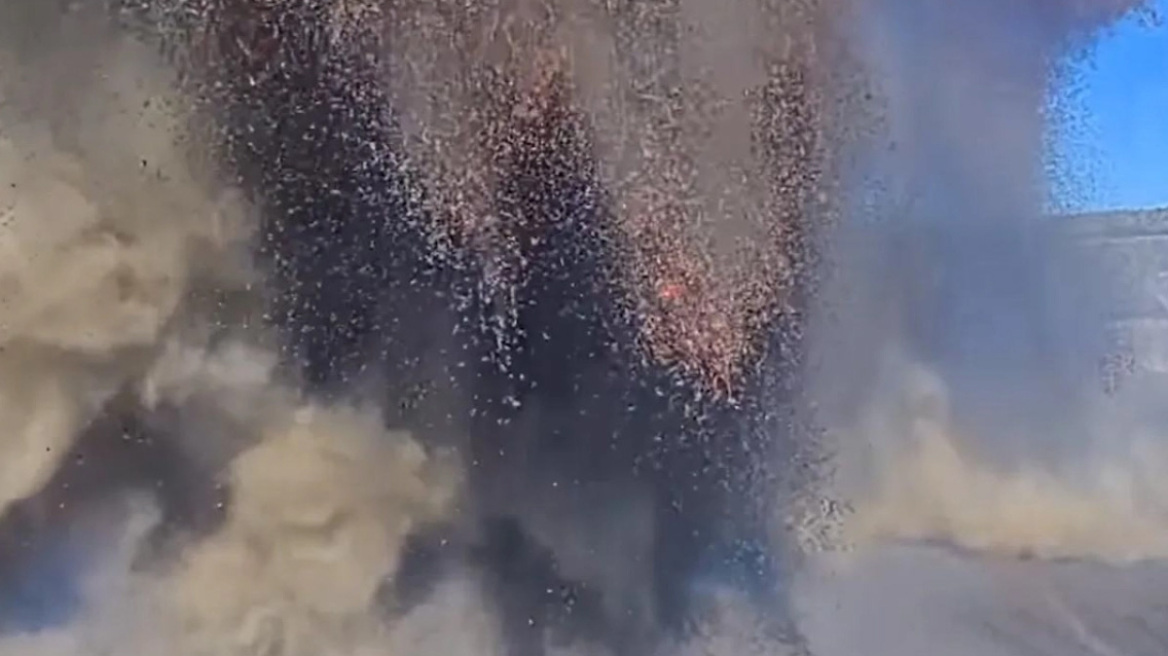 Πώς είναι τα 2 τελευταία λεπτά πριν σε «καταπιεί» το ηφαίστειο (vid)