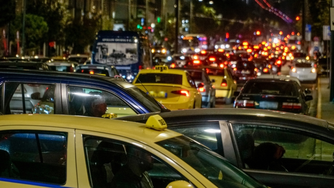 Κίνηση στους δρόμους: Μποτιλιάρισμα στον Κηφισό, στο «κόκκινο» Κηφισίας και Μεσογείων