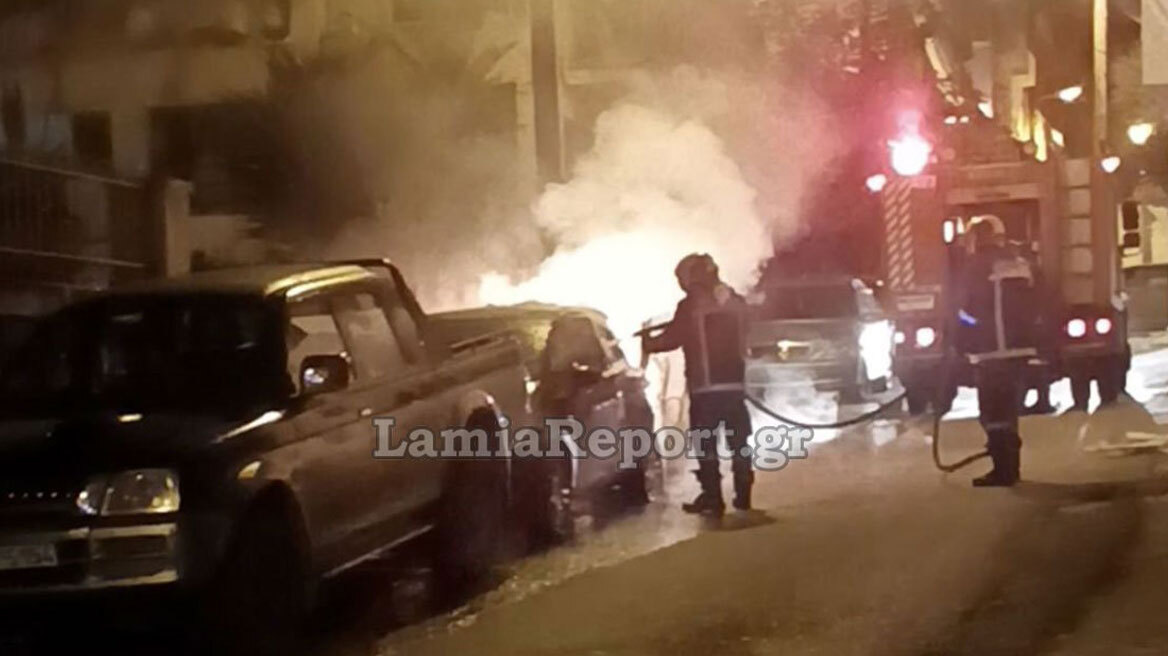 Στιγμές πανικού στη Λαμία: Αυτοκίνητο τυλίχτηκε στις φλόγες σε πυκνοκατοικημένη περιοχή, βίντεο