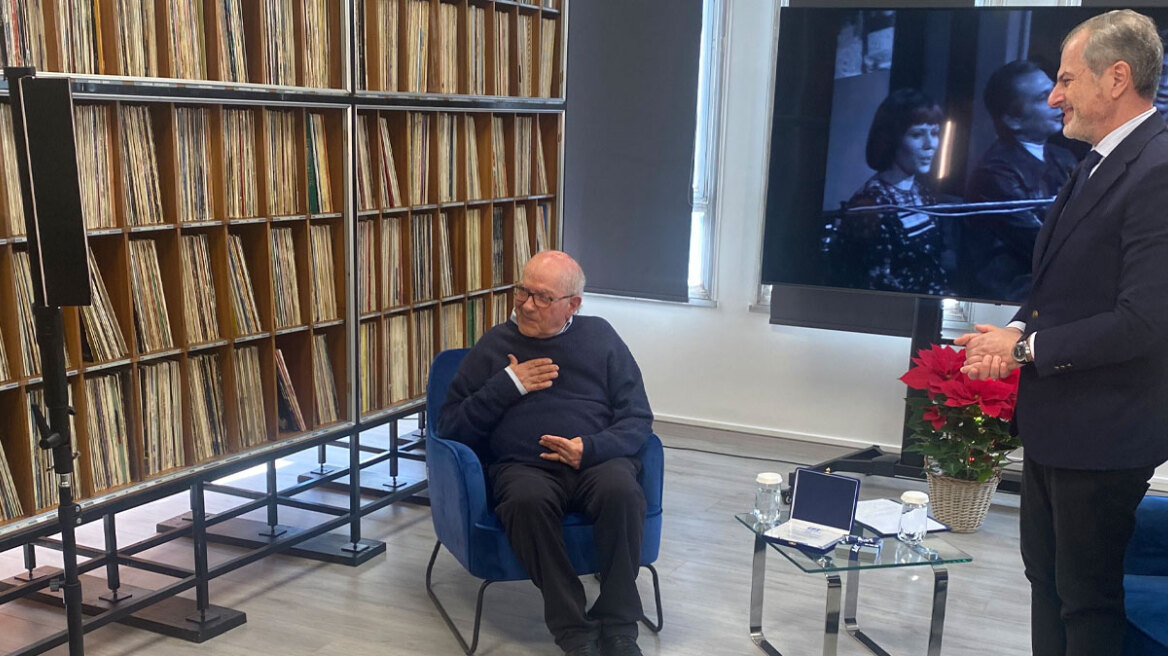 Γιώργος Παπαστεφάνου: Το τρανζίστορ, οι δίσκοι, τα βιβλία και η μεγάλη δωρεά στην ΕΡΤ
