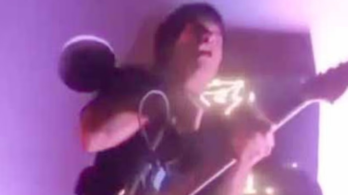 Τρόμος σε μπαρ στο Περού: Τραγουδιστής χτυπήθηκε από το ρεύμα όταν έπιασε το μικρόφωνο, «ωχ, ωχ, ωχ» πρόλαβε να φωνάξει