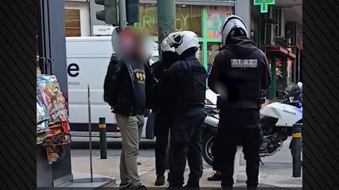 Αστυνομικοί της ΔΙΑΣ τσακώνουν επ' αυτοφώρω «πορτοφολά» στην Κυψέλη, δείτε βίντεο 