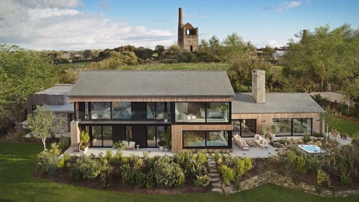 Βρετανοί κέρδισαν ακίνητο 3 εκατ. λιρών, το πούλησαν και τώρα θέλουν να διώξουν τον γιο τους από σπίτι επειδή δεν τους δίνει νοίκι