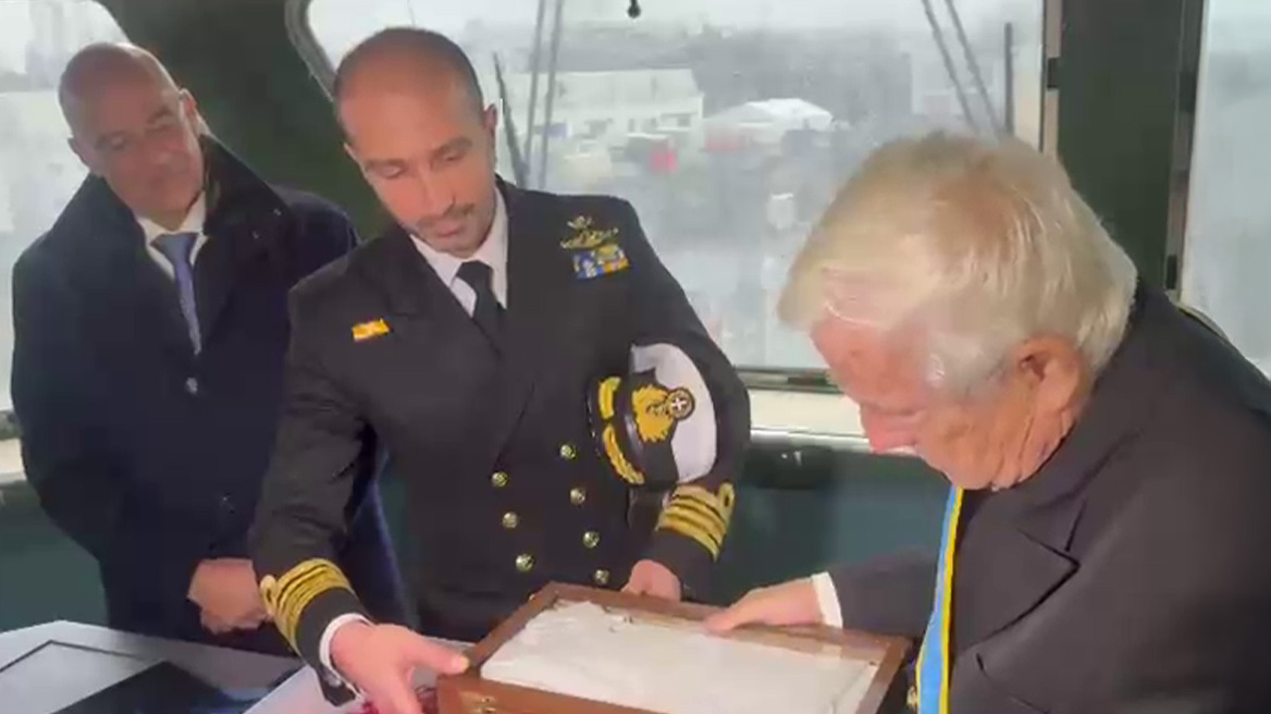 Το αυθεντικό «διπαράλληλον» του ναυάρχου Κουντουριώτη δώρισε στον κυβερνήτη του Κίμωνα ο Πάνος Λασκαρίδης, δείτε βίντεο