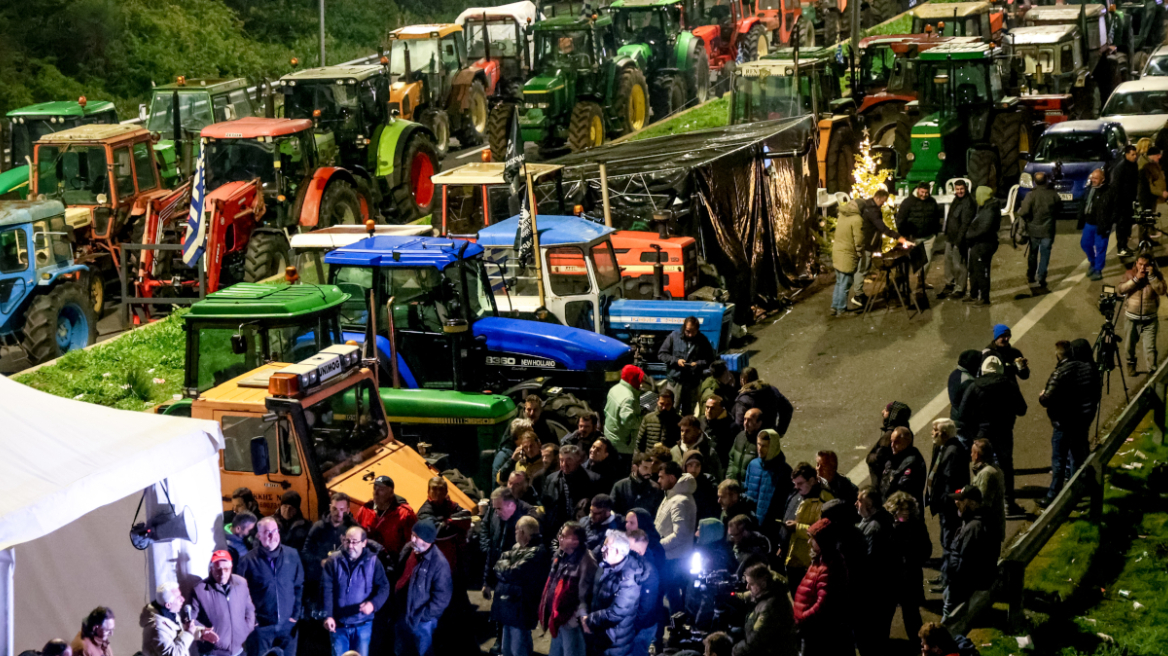 Παραμένουν στα μπλόκα οι αγρότες, σηκώνουν τις μπάρες των διοδίων το Σαββατοκύριακο, άνοιξε η γέφυρα της Χαλκίδας