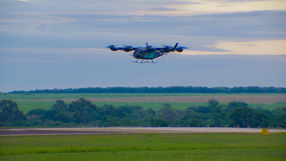 Η Eve της Embraer έκανε την παρθενική πτήση του «ιπτάμενου αυτοκινήτου», έχει δεχθεί πάνω από 3.000 προπαραγγελίες
