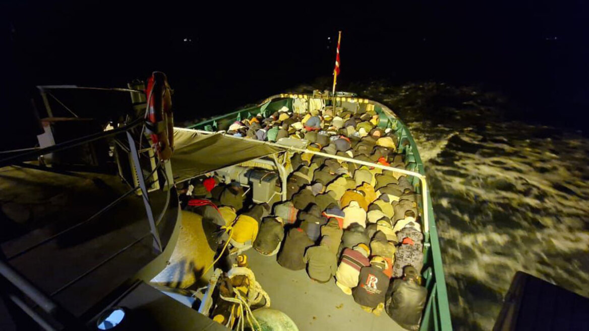 Στοιβαγμένοι βρέθηκαν στο αλιευτικό σκάφος οι 545 παράνομοι μετανάστες που διασώθηκαν ανοιχτά της Γαύδου, δείτε βίντεο και φωτογραφίες