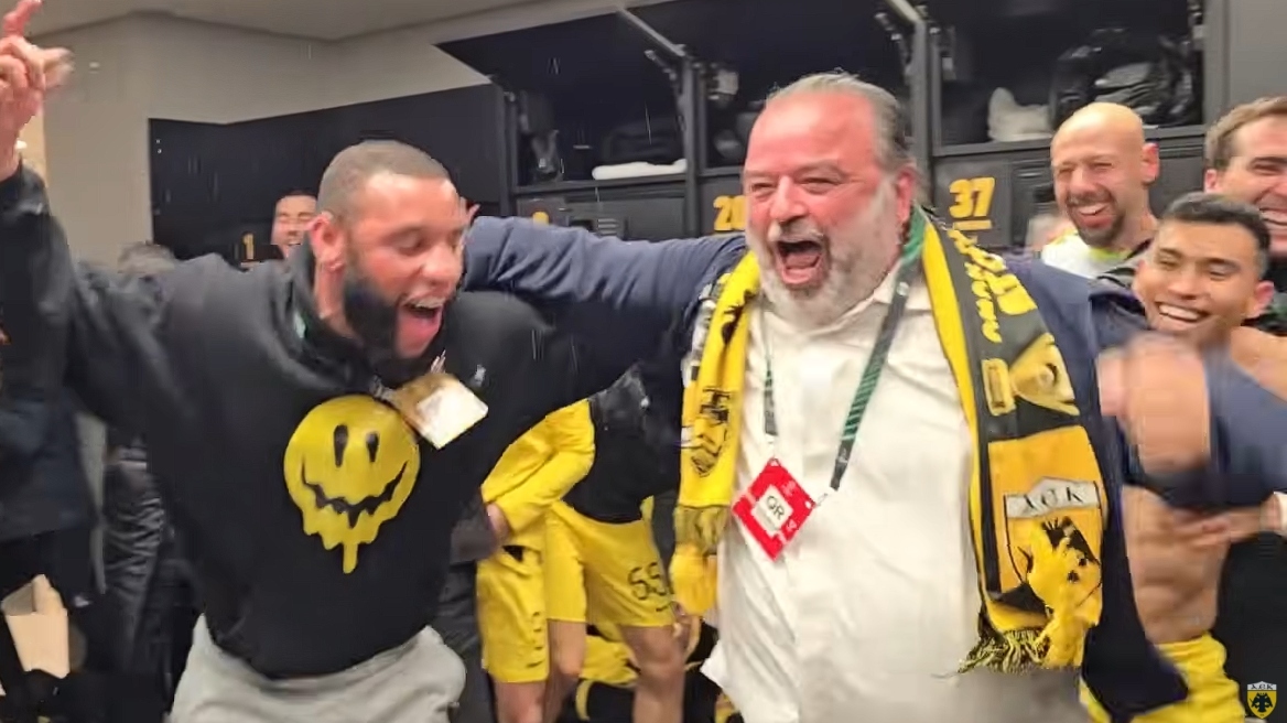 ΑΕΚ: O Ηλιόπουλος ανακοίνωσε πριμ 500.000 ευρώ στα αποδυτήρια της Ένωσης και πήδηξε πάνω στον Μουκουντί, δείτε βίντεο