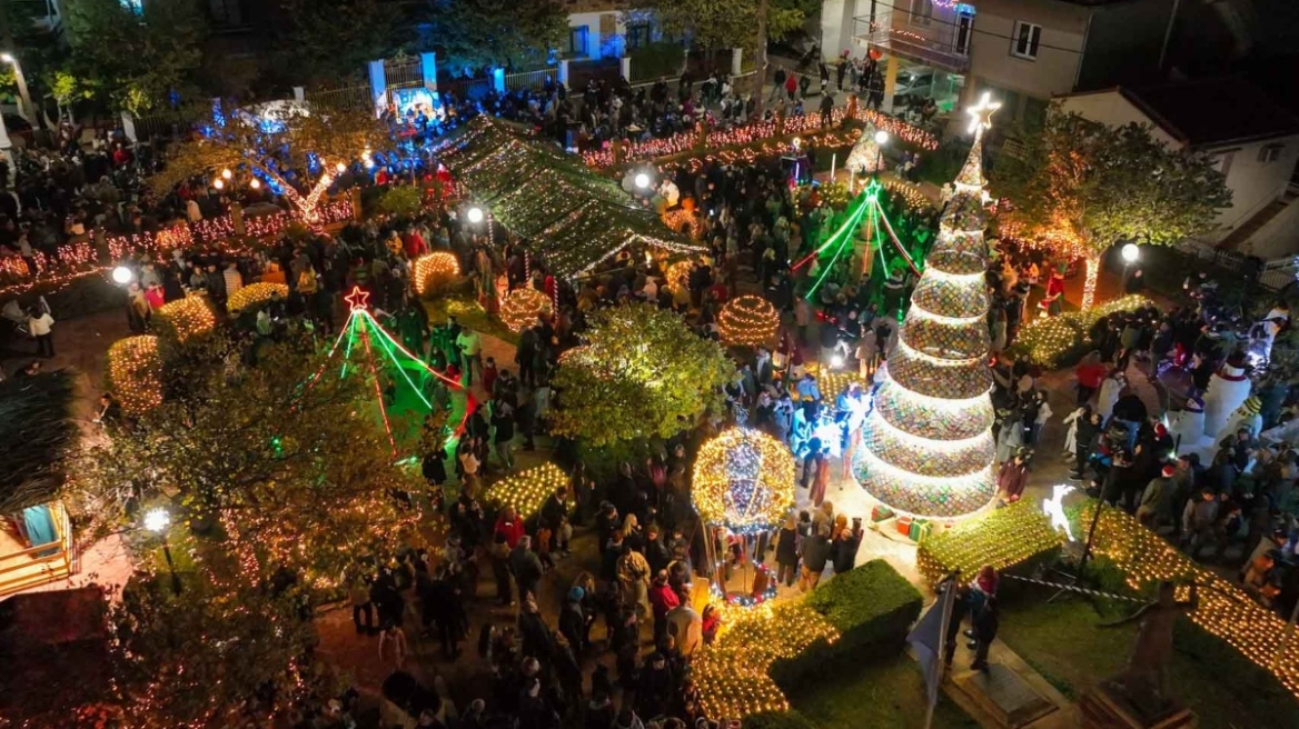 Το πλεκτό χριστουγεννιάτικο χωριό της Ελλάδας όπου όλα είναι κεντητά