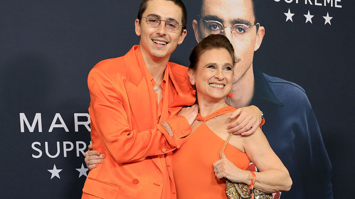 Ξανά στα πορτοκαλί ο Τιμοτέ Σαλαμέ: Μετά την Κάιλι Τζένερ ντύθηκε ίδια με τη μητέρα του (εικόνα)