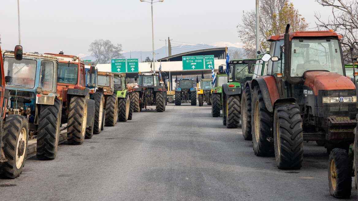 Εντείνουν τις κινητοποιήσεις τους οι αγρότες, κλείνουν παρακαμπήριες σήμερα και ανοίγουν δρόμους για τις γιορτές
