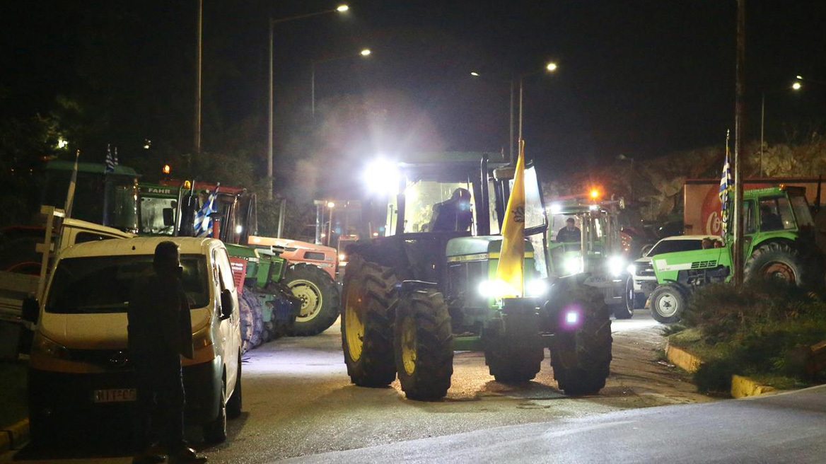 Οι αγρότες έκλεισαν την νέα γέφυρα της Χαλκίδας και παραδρόμους της ΠΑΘΕ, δείτε βίντεο