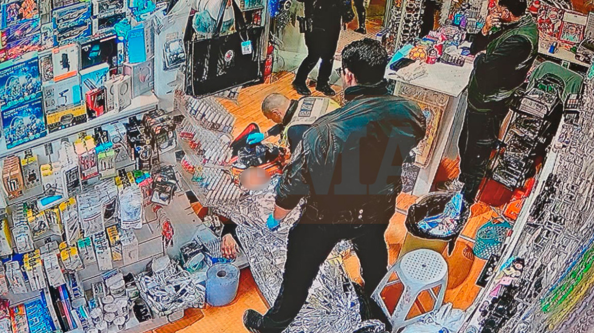 Άγρια συμπλοκή με μαχαιρώματα στα Πατήσια, βίντεο από τη στιγμή που αιμόφυρτος νεαρός ζητά βοήθεια