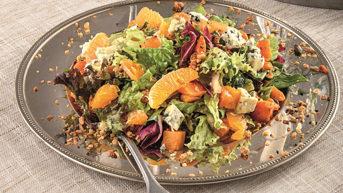 Σαλάτα με κολοκύθα, μανταρίνι, γκοργκοντζόλα και αλμυρή γκρανόλα
