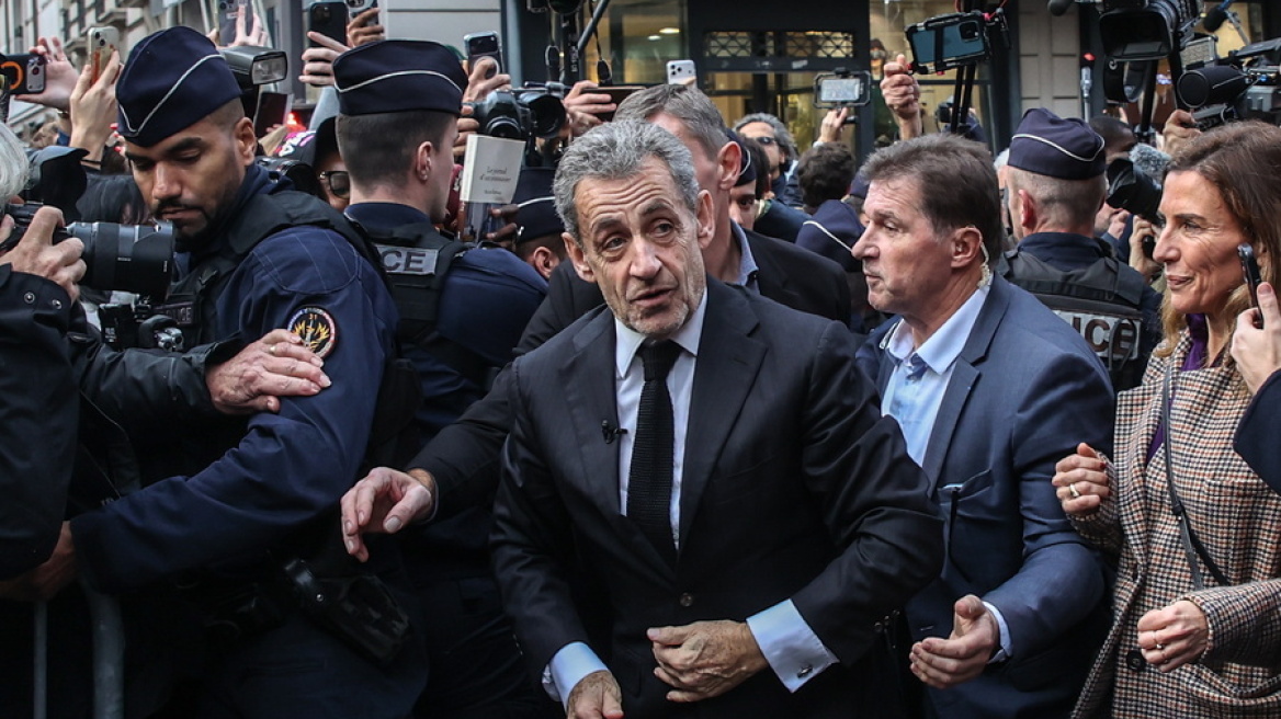 Στη Γουαδελούπη για διακοπές ο Σαρκοζί μαζί με την Κάρλα Μπρούνι, παρά το ότι βρίσκεται υπό δικαστική επιτήρηση