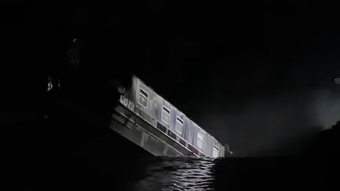 Δείτε βίντεο: Η στιγμή που καταβόθρα «ρούφηξε» σκάφη σε κανάλι στη Βρετανία
