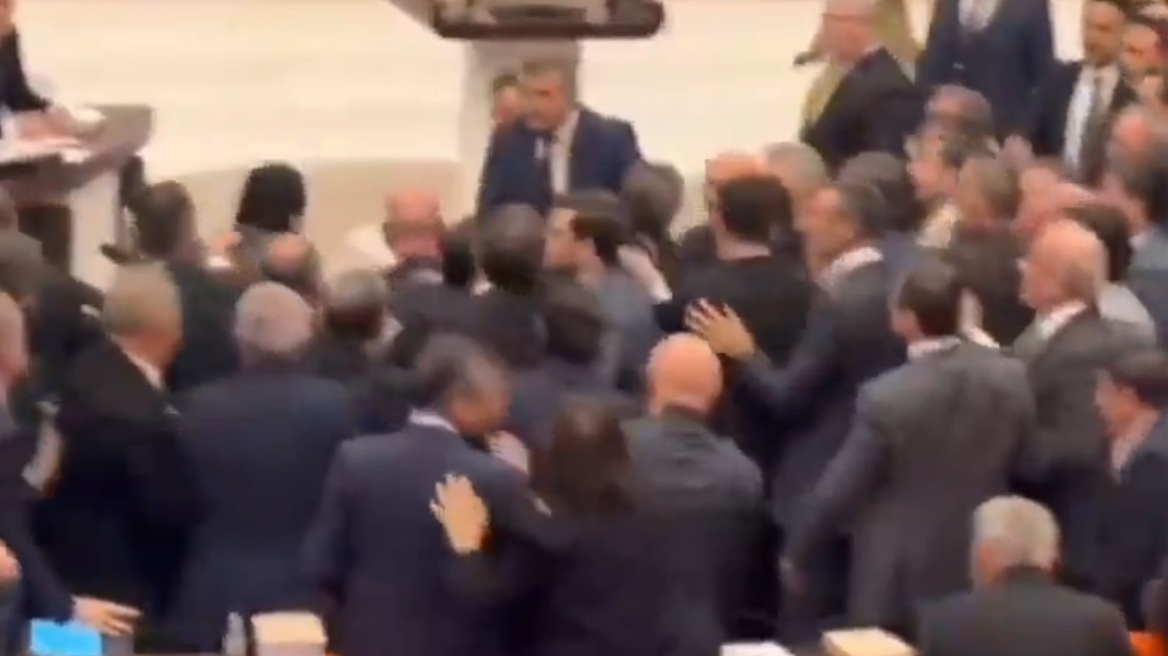 Χάος στην τουρκική βουλή: Αντάλλαξαν γροθιές βουλευτές του Ερντογάν με της αντιπολίτευσης, δείτε βίντεο