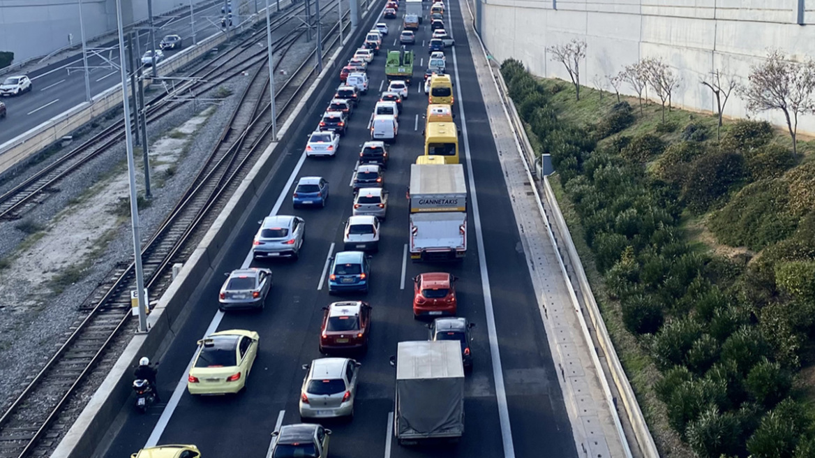 Τροχαίο στην Αττική Οδό μετά τον κόμβο Πεντέλης, κλειστές οι δεξιές λωρίδες προς αεροδρόμιο