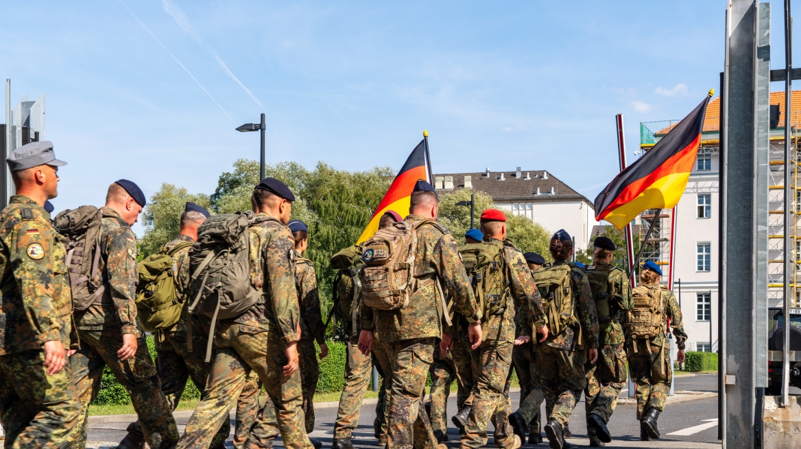Γερμανία: Πρόστιμο έως €1.000 σε όσους αγνοήσουν ερωτηματολόγιο για τη στρατιωτική θητεία
