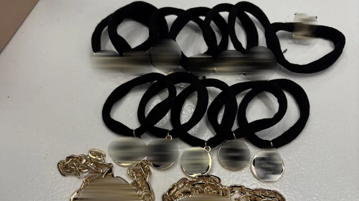 Συνελήφθη 65χρονη ιδιοκτήτρια καταστήματος στο Κολωνάκι, πουλούσε «μαϊμού» προϊόντα για επώνυμα