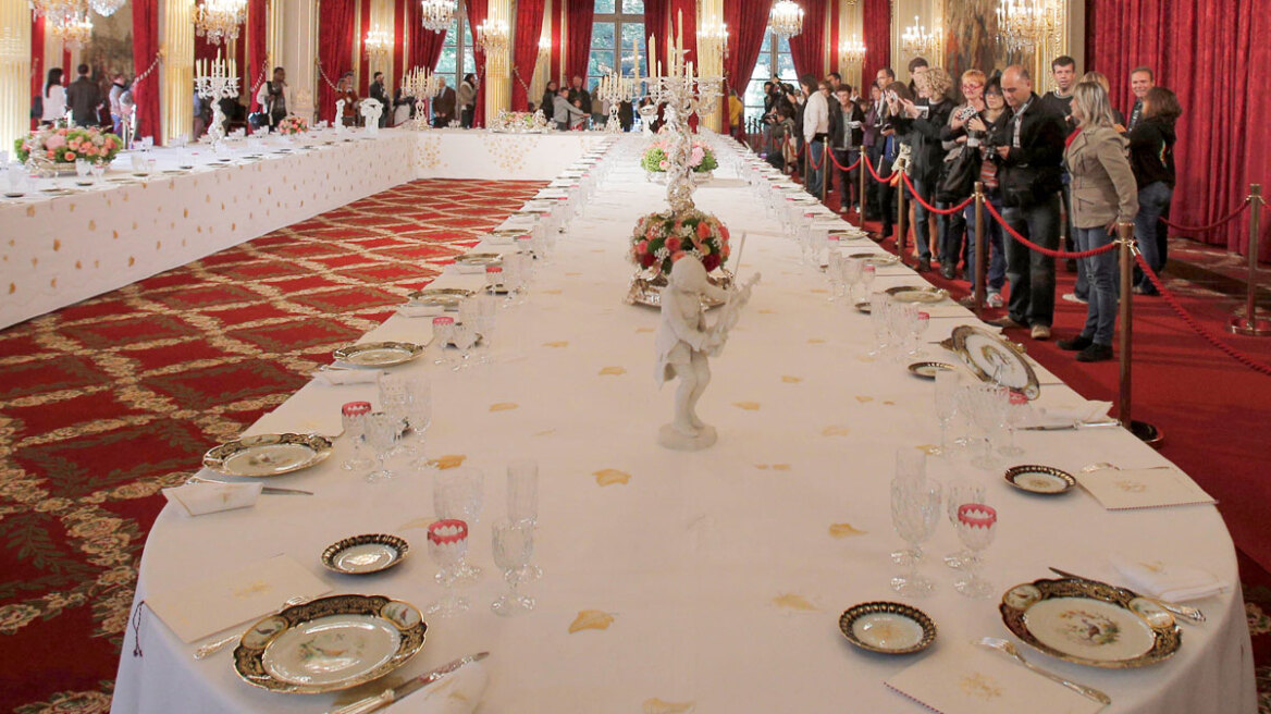 Πώς πορσελάνες, κρυστάλλινα ποτήρια και ασημικά από το Μέγαρο των Ηλυσίων κατέληξαν προς πώληση στο διαδίκτυο: Τρεις συλλήψεις