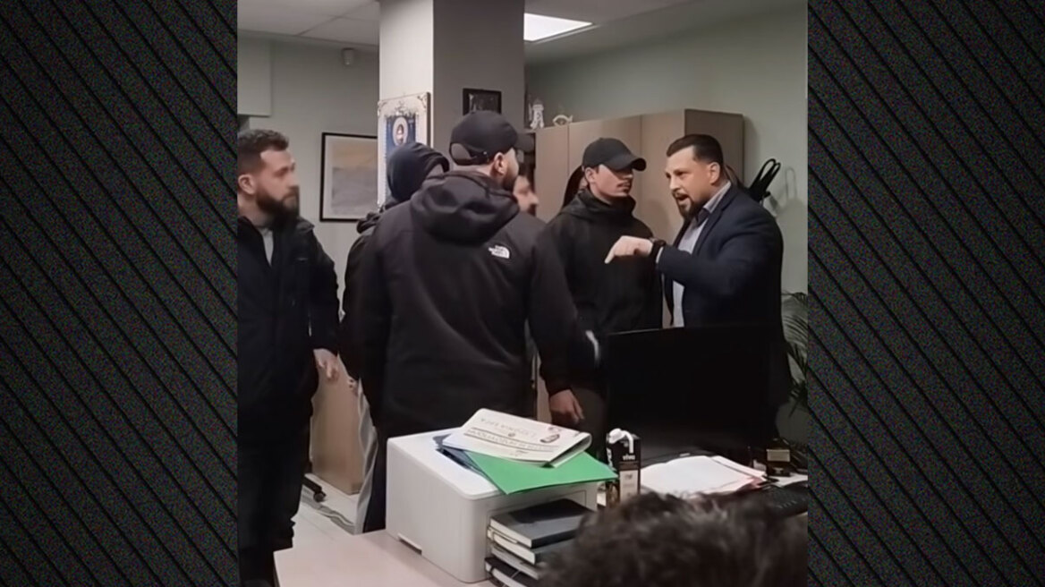 Μέλη του Ρουβίκωνα εισέβαλαν στο δημαρχείο Ηλιούπολης - «Τσαμπουκάδες και τραμπουκισμοί δεν περνάνε», τους είπε ο δήμαρχος