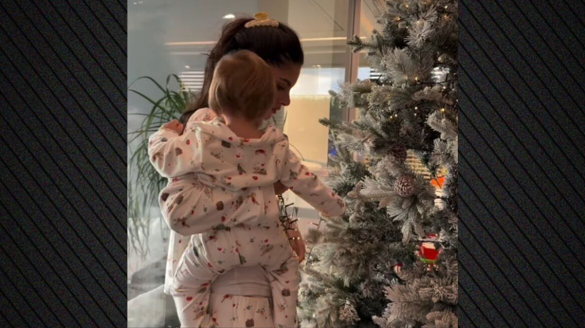Η Αλεξάνδρα Νίκα στόλισε το χριστουγεννιάτικο δέντρο μαζί με τον γιο της, δείτε βίντεο